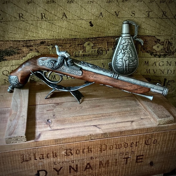 Pirate Flintlock and flask decorative set - Picture 12 of 14